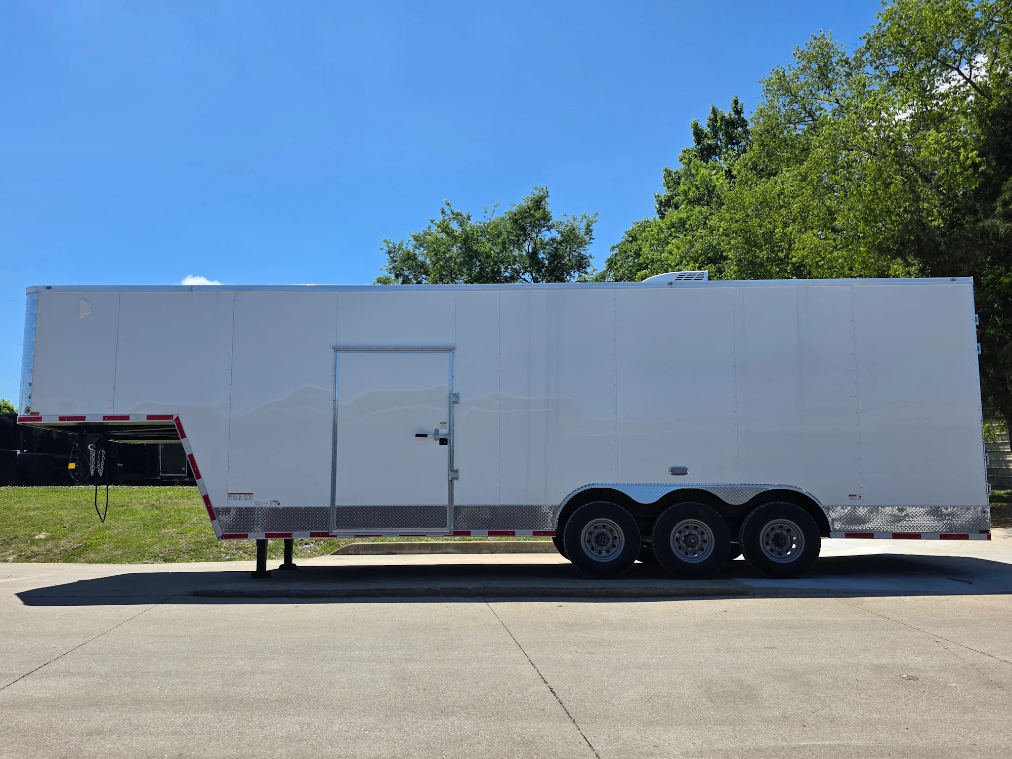 8.5 x 32' Gooseneck King Pin Fifth Wheel Enclosed Trailer 3-10K Axles 30k GVWR - Image 2