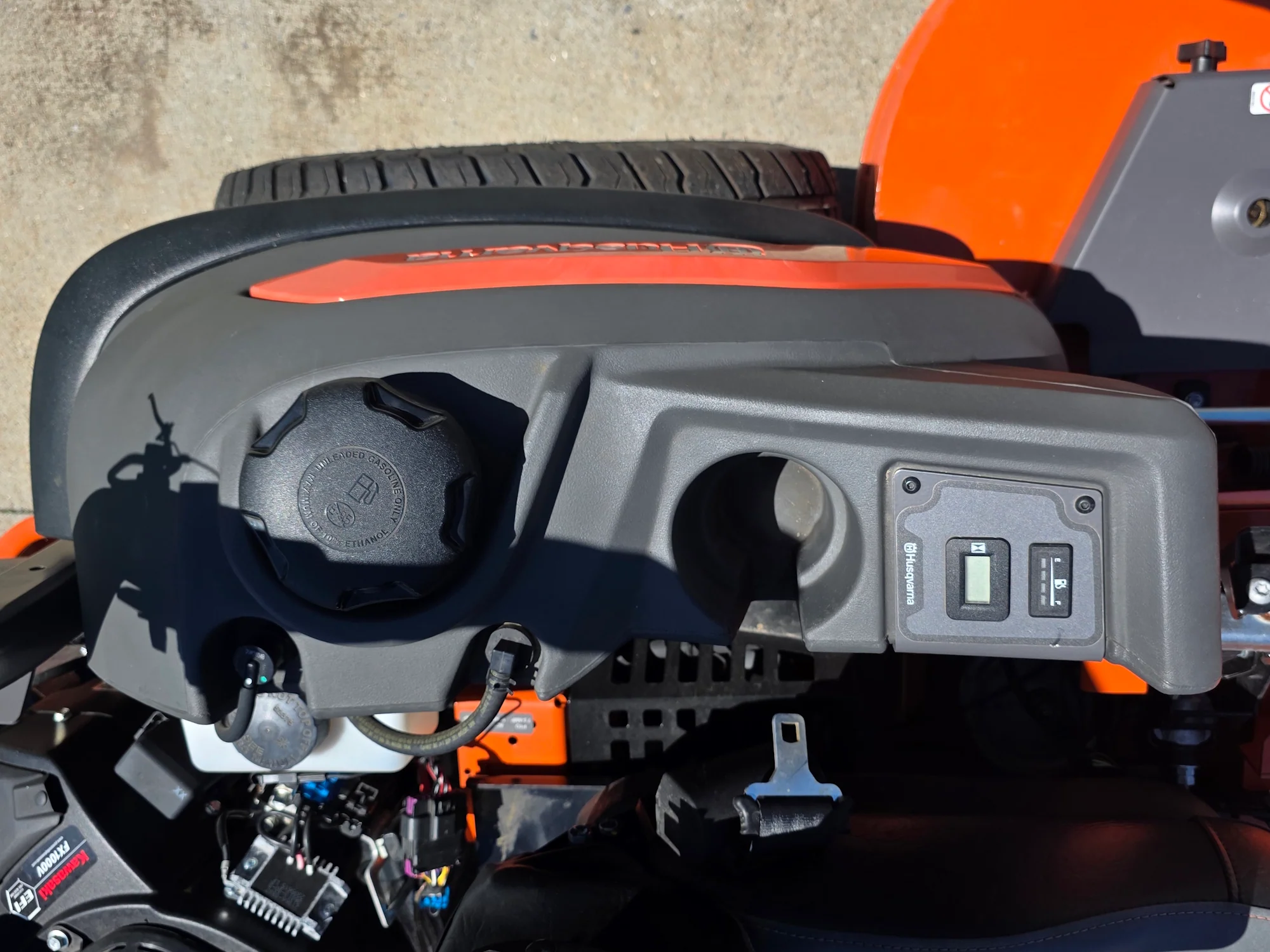 Husqvarna Z572XS Commercial Zero Turn Mower 38.5Hp Kawasaki +Bonus 522L Trimmer (Scratch and Dent) - Image 12