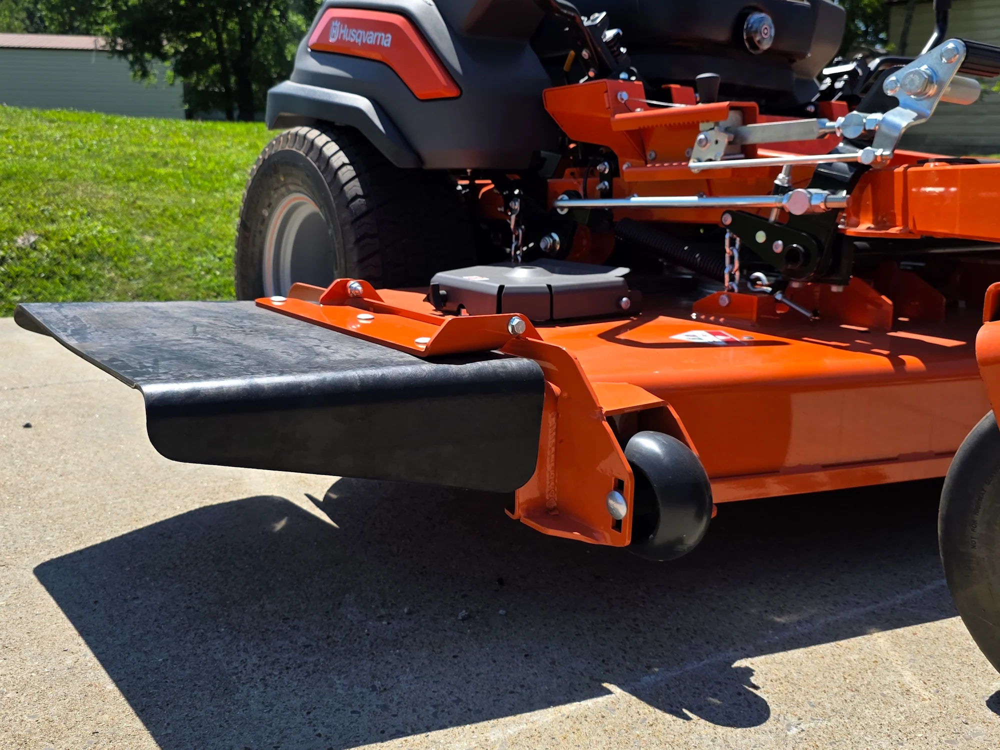 Husqvarna Z572XS Commercial Zero Turn Mower 38.5Hp Kawasaki +Bonus 522L Trimmer (Scratch and Dent) - Image 16