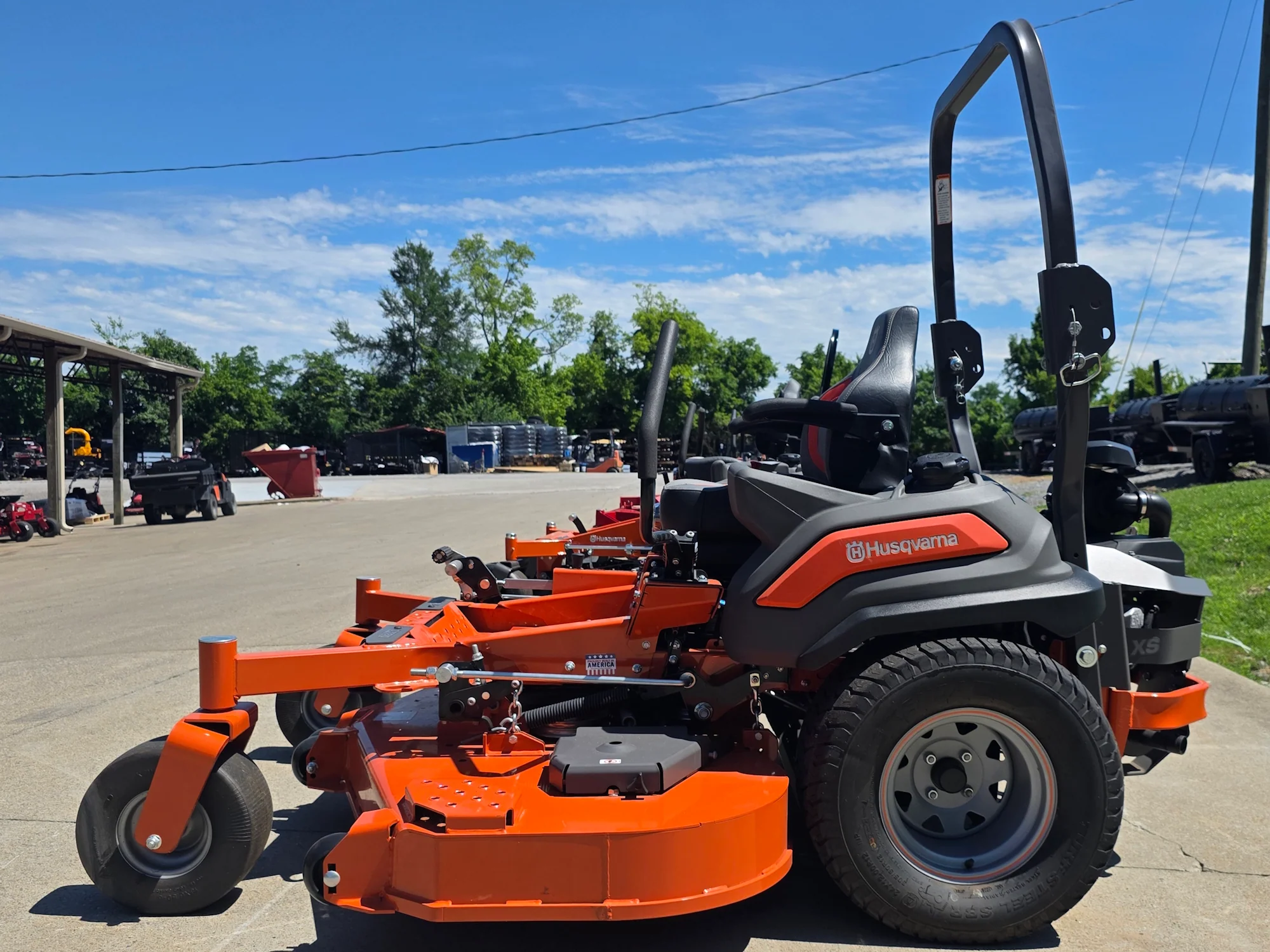 Husqvarna Z572XS Commercial Zero Turn Mower 38.5Hp Kawasaki +Bonus 522L Trimmer (Scratch and Dent) - Image 3