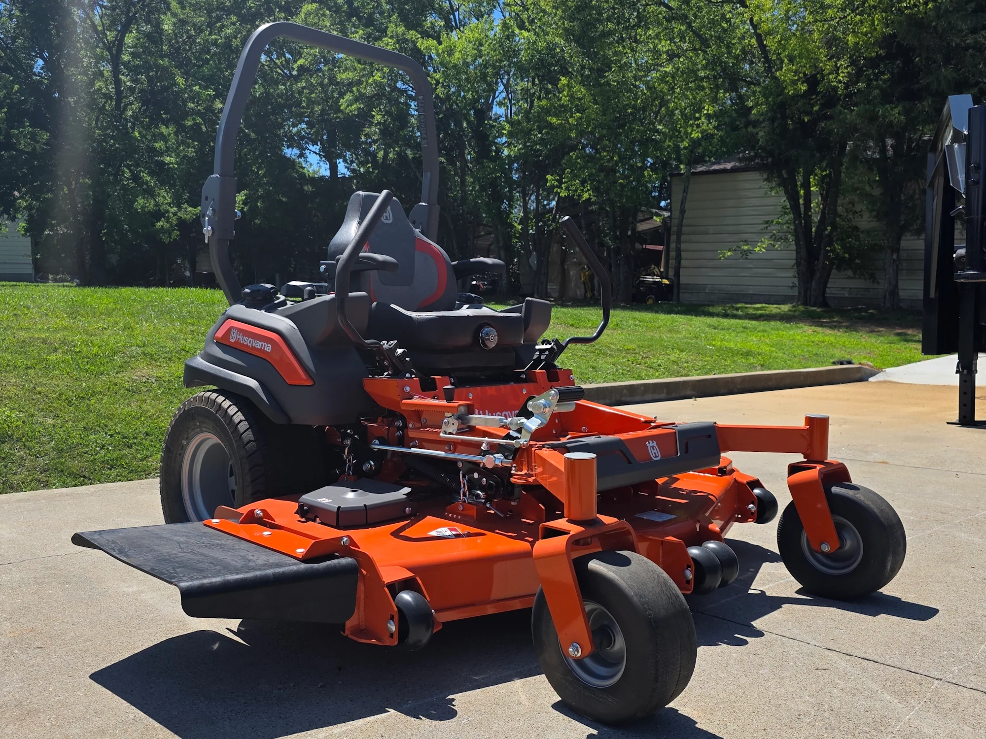 Husqvarna Z572XS Commercial Zero Turn Mower 38.5Hp Kawasaki +Bonus 522L Trimmer (Scratch and Dent) - Image 8