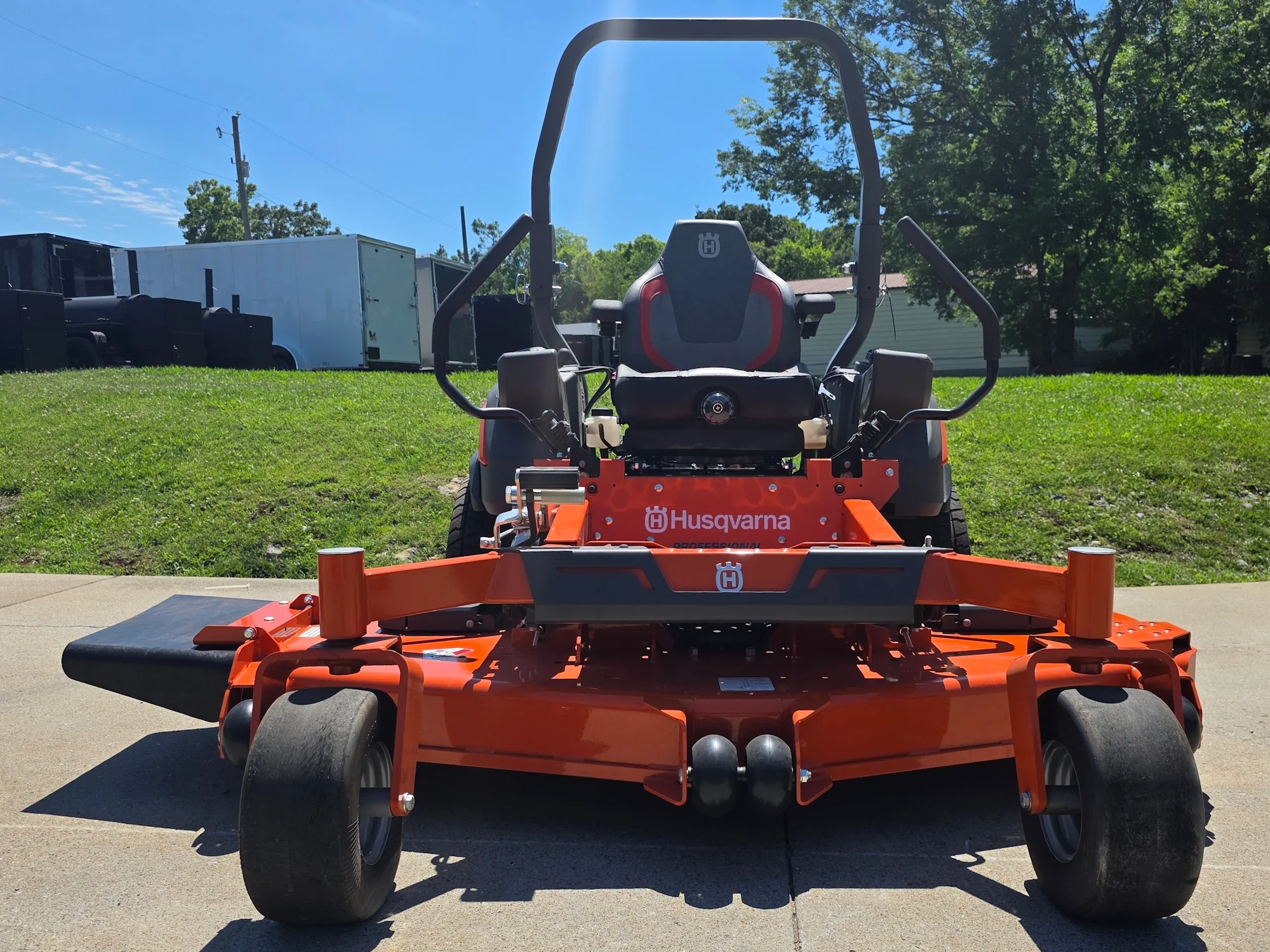 Husqvarna Z572XS Commercial Zero Turn Mower 38.5Hp Kawasaki +Bonus 522L Trimmer (Scratch and Dent) - Image 9