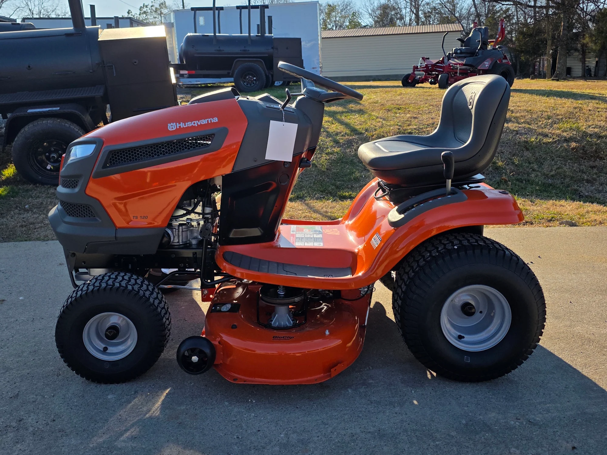 Husqvarna TS 120 42" Garden Lawn Tractor 19HP Briggs & Stratton (Scratch and Dent) - Image 4